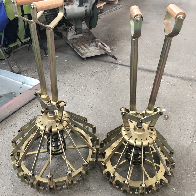 Hand-held cap grabbing machine for paint bucket